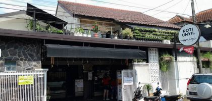 Outlet Roti Unyil Omari Klojen (Simpang Bondowoso) Malang